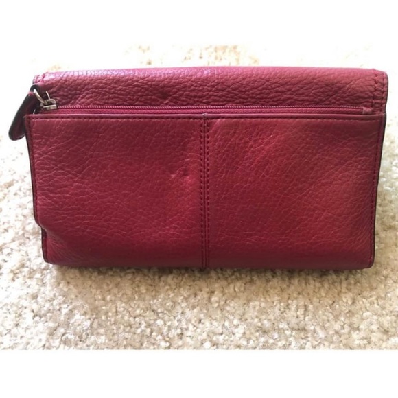 Coach Turnlock Leather Checkbook in Bordeaux. - Picture 3 of 4